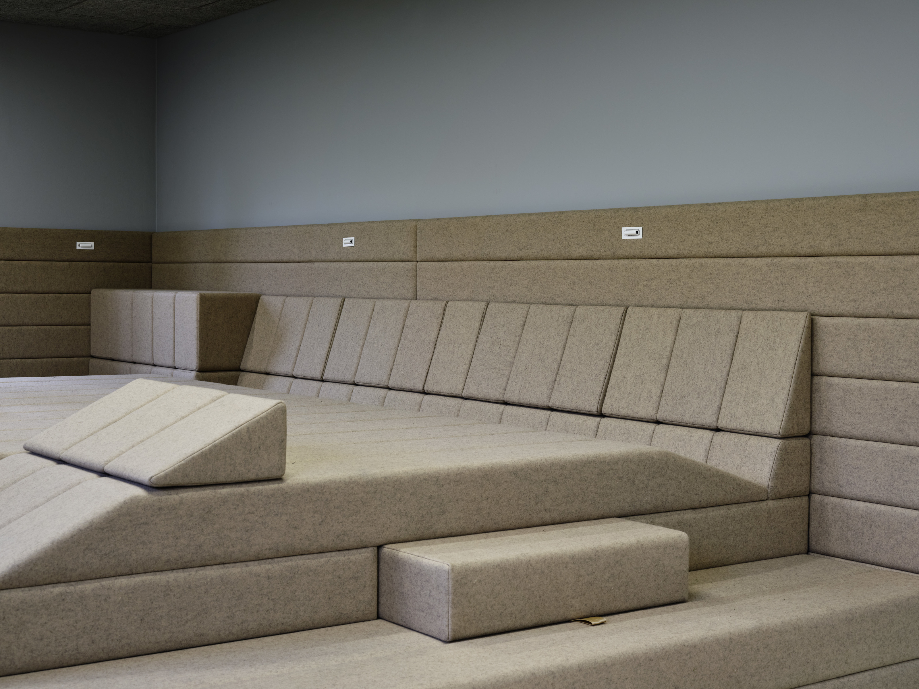 The multi-functional felt landscape in the break-out space