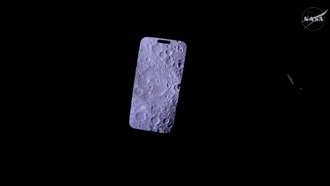 space.com - Chelsea Gohd - Artemis 2 moon astronauts capture space history - on their iPhones