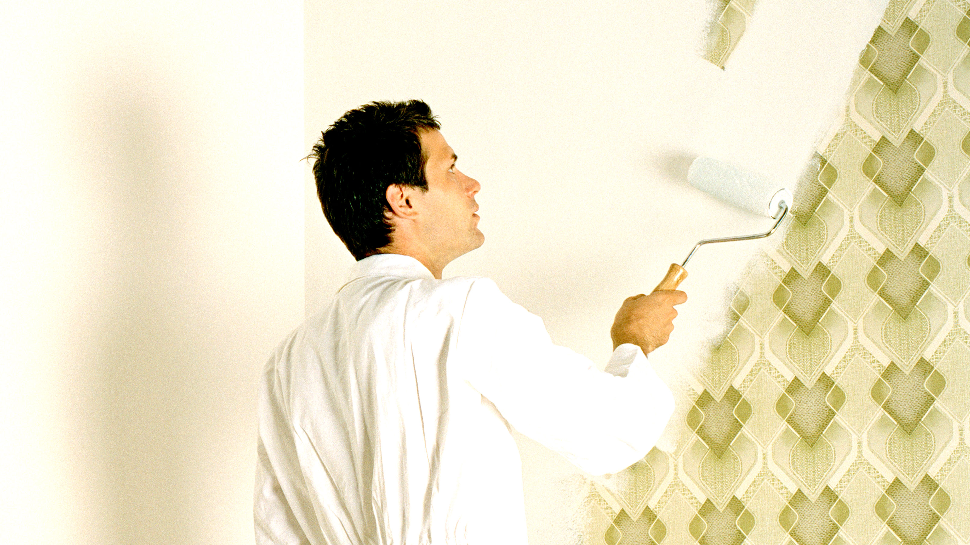 Painting over textured wallpaper: pro tips and techniques | Homebuilding