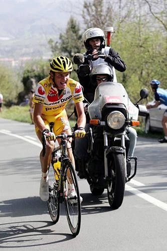 Angel Gomez Marchante (Saunier Duval) attacking on the Jaizkibel