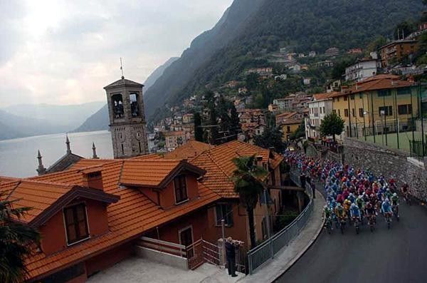 Peloton along the shores of Lake Como, before the start of Ghisallo