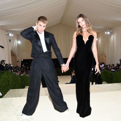 new york, new york september 13 l r justin bieber and hailey bieber attend the 2021 met gala celebrating in america a lexicon of fashion at metropolitan museum of art on september 13, 2021 in new york city photo by kevin mazurmg21getty images for the met museumvogue