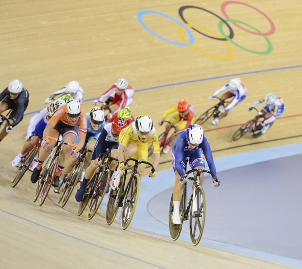 Annette Edmondson (Australia) and Sarah Hammer (United States) at the front of the omnium scratch race