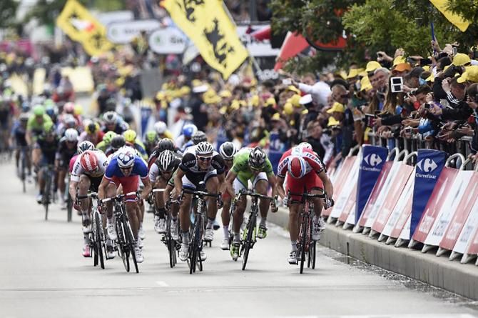 The peloton gallops to the stage 4 finish line in Lille M&eacute;tropole