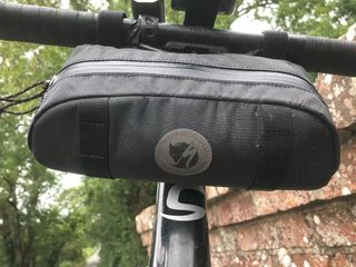 Specialized/Fjallraven S/F Handlebar Pocket bar bag attached to a bike