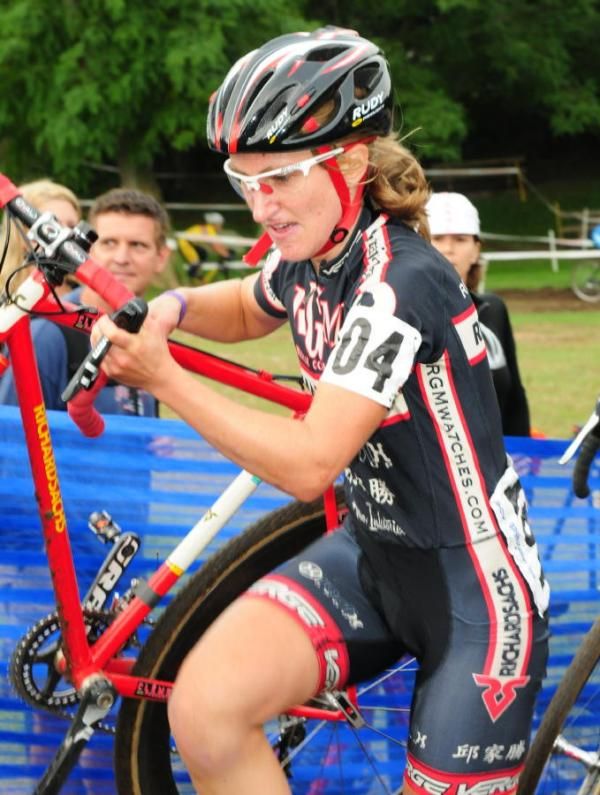 Amy Dombroski (Richard Sachs/RGM Watches/Radix) runs the barriers on her way to a 6th place finish.