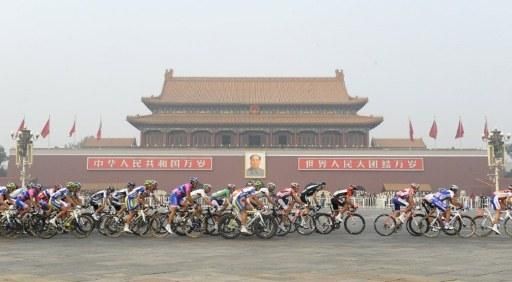 The peloton pass along Tiananmen Square