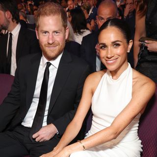 Meghan Markle y el príncipe Harry en los premios Espy 2024 con un vestido blanco