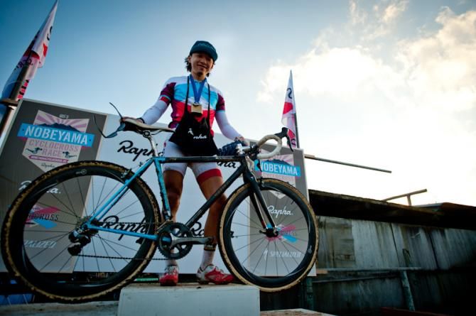 The race winner, Japanese national 'cross champion Yu Takenouchi (Colba-Superano Ham), on the podium