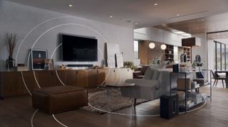 Rumlig lyd: Sonos Arc hænger på en stuevæg under et tv