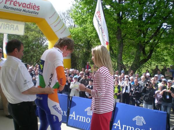 Bernard Hinault helped Jetse Bol (Rabobank Continental) put on the leader's jersey for the third consecutive day
