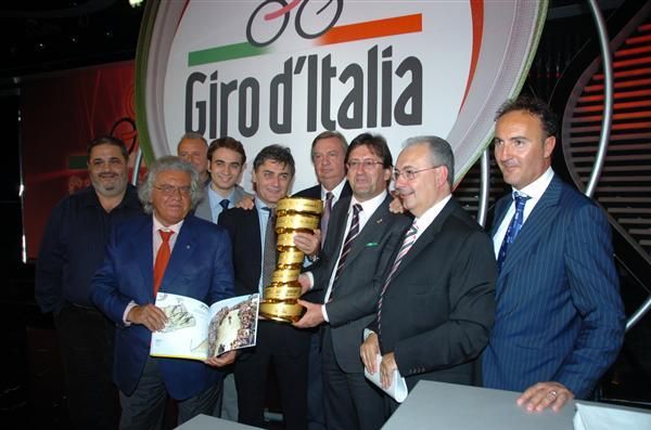 The Giro organisers pose with the race trophy.