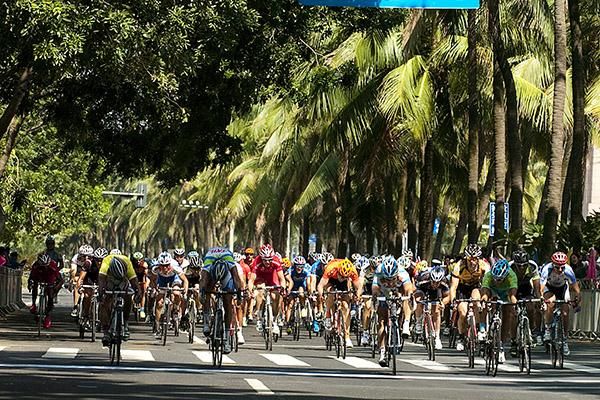 The peloton sprints for pride in Haikou.