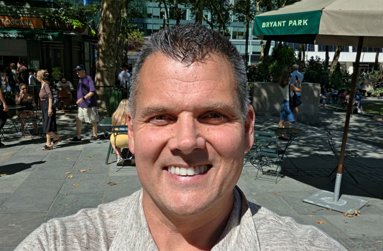 Galaxy Z Fold 8 Ultra vs Galaxy S26 Ultra photo comparisons