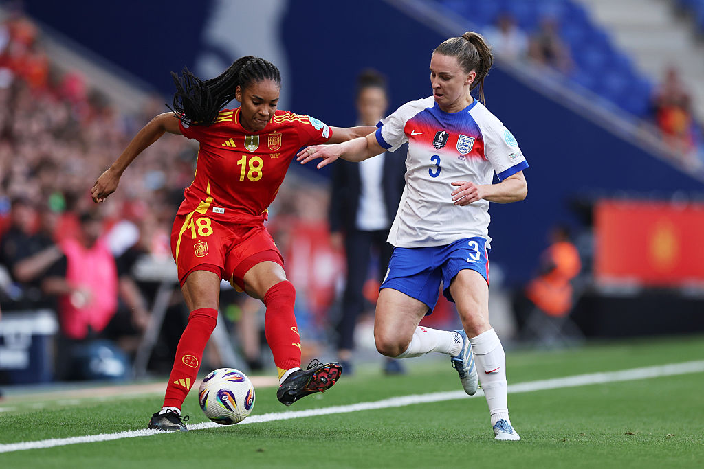 Niamh Charles battling with Salma Paralluelo