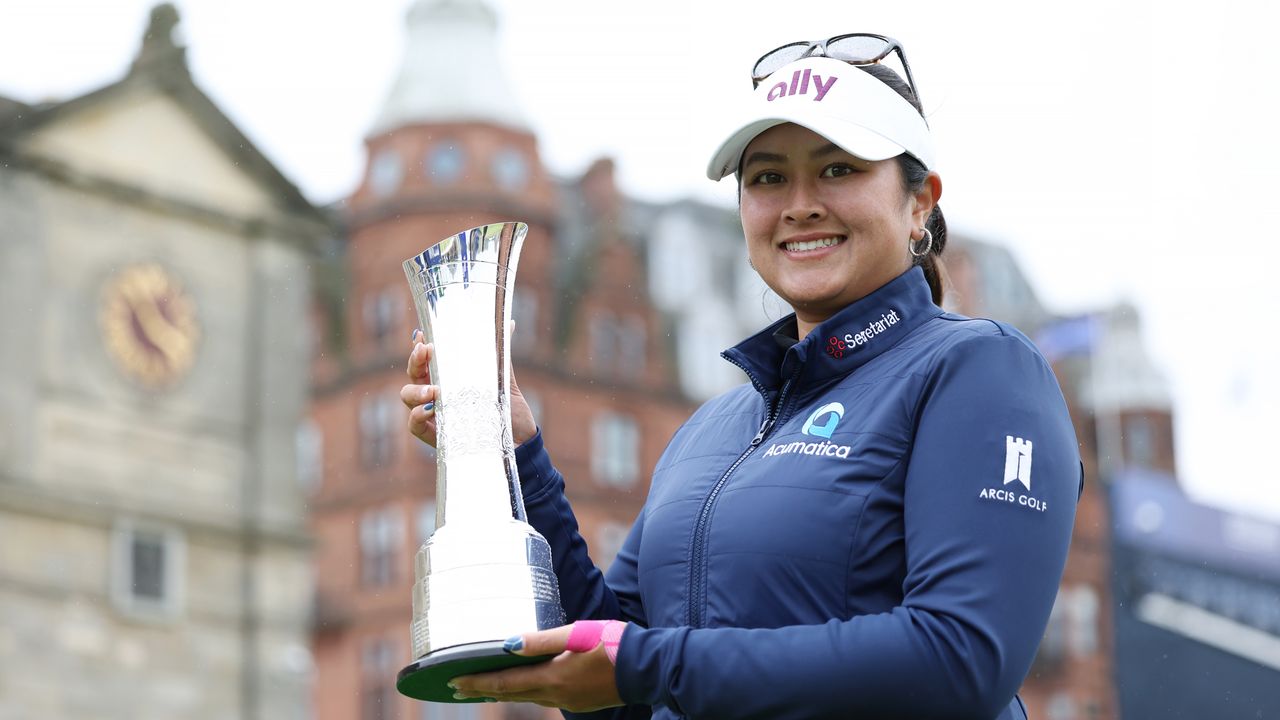 Lilia Vu holds the AIG Women&#039;s Open trophy