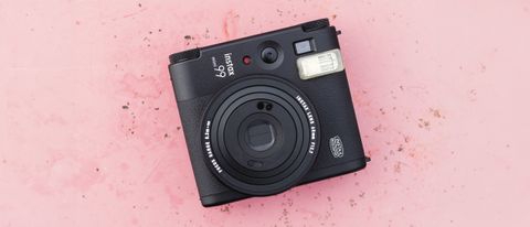 Instax Mini 99 de Fujifilm sur une surface rose marbrée