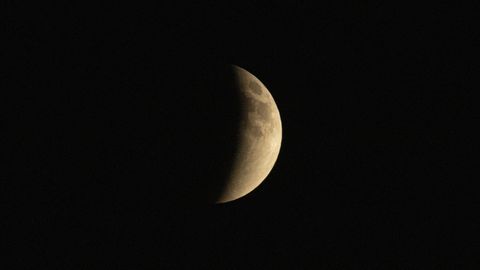 See the blood moon rise in 1st pictures of September 2025 total lunar ...
