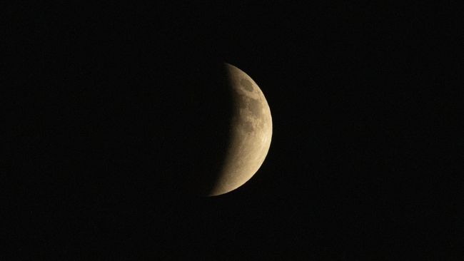 See the blood moon rise in 1st pictures of September 2025 total lunar ...