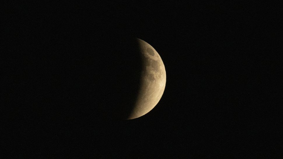 See the blood moon rise in 1st pictures of September 2025 total lunar ...