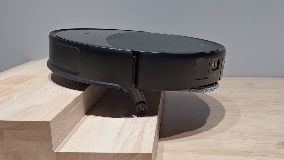 Roborock Saros 20 going up a step