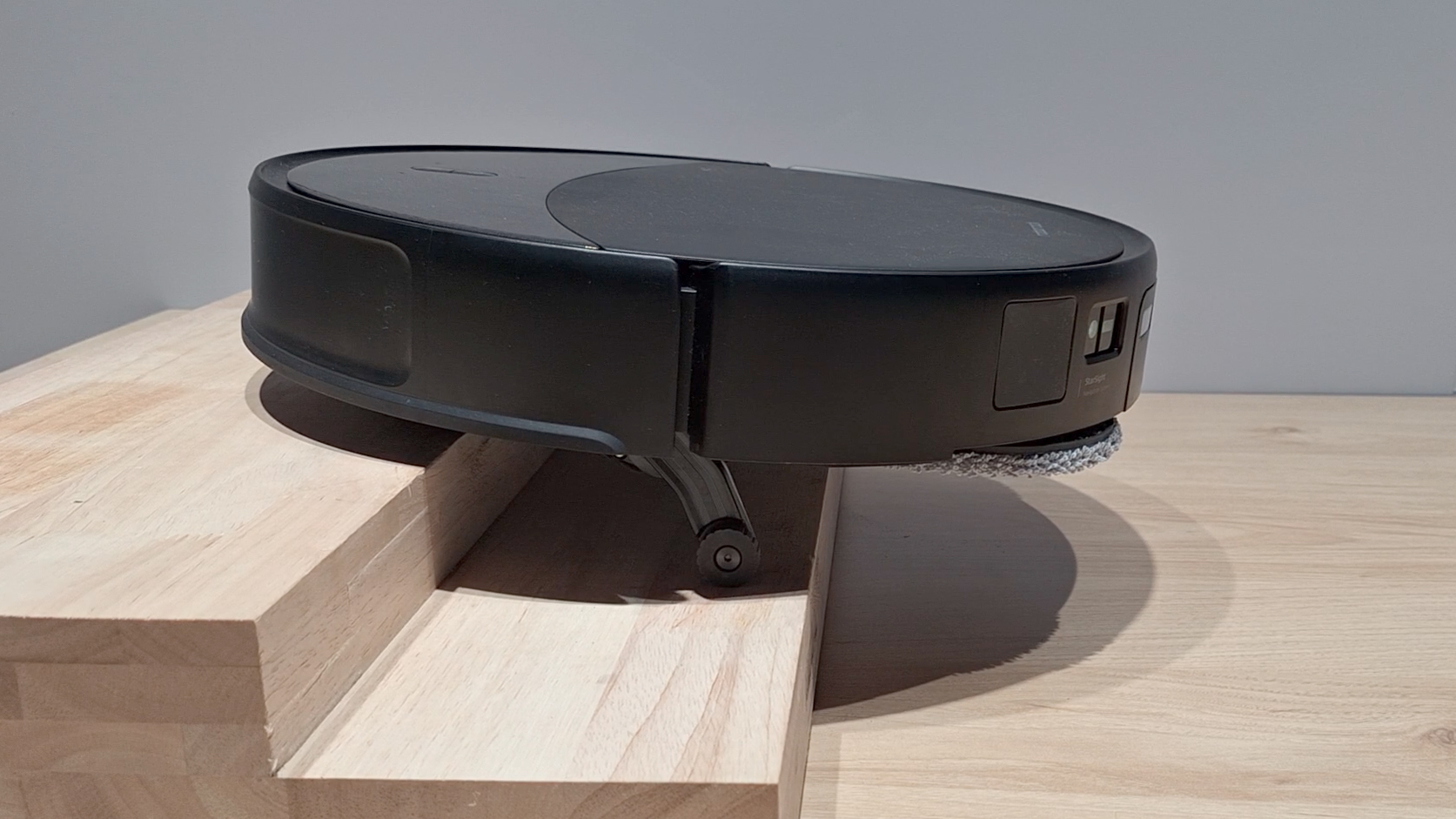 Roborock Saros 20 going up a step