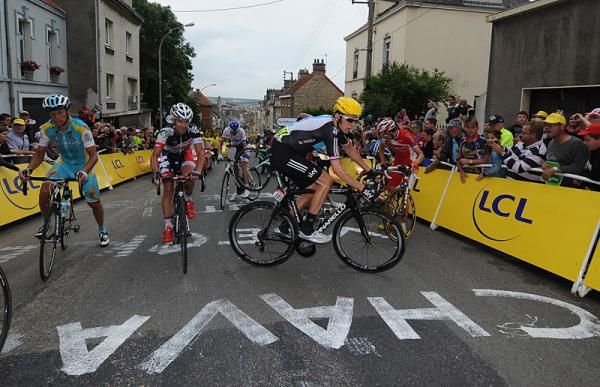 Bradley Wiggins (Sky) and others detained by a crash
