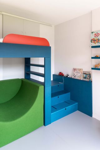 a kids loft bedroom idea with moveable stairs