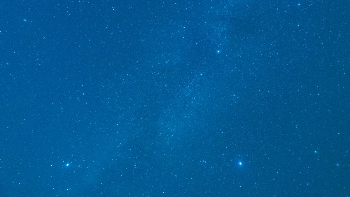 三顆明亮的星星在寶藍色的夜空中形成了一個三角形。
