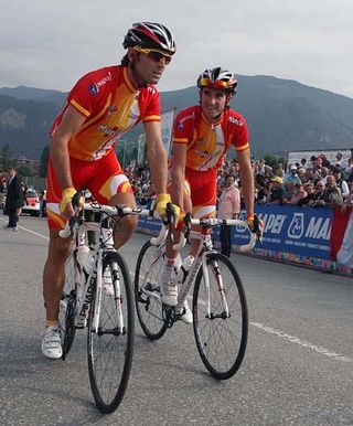 Alejandro Valverde discusses strategy with a Spanish teammate.