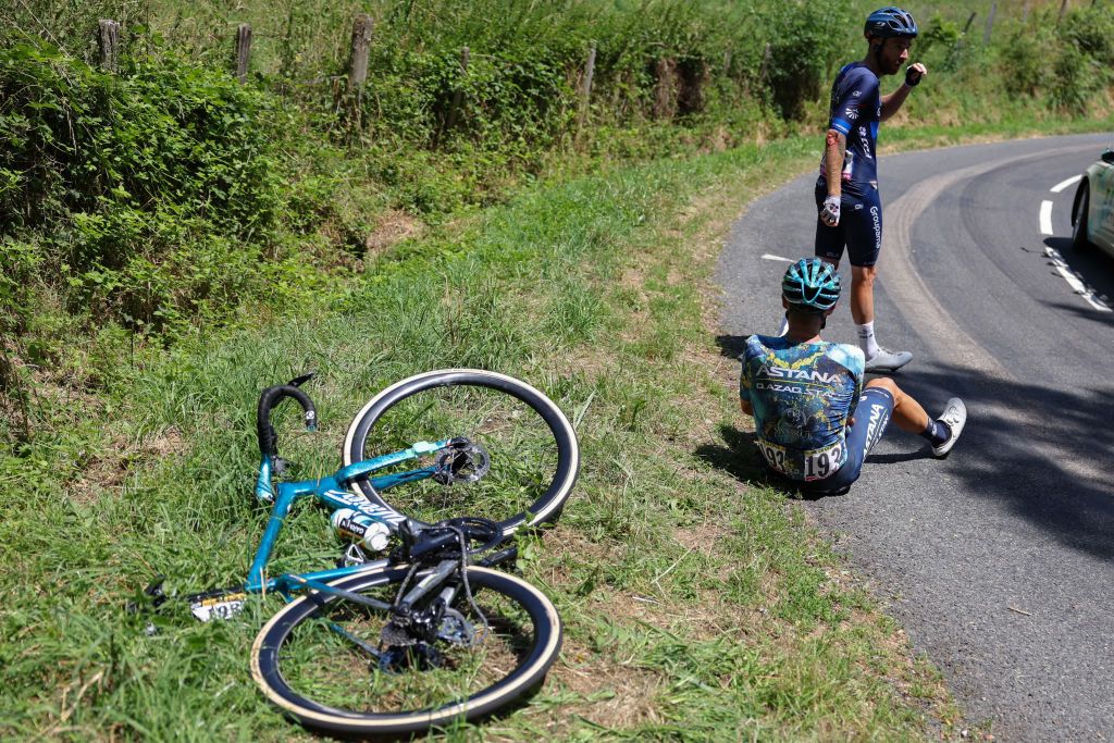 Astana Qazaqstan Team's Spanish rider David De La Cruz (bottom) and Groupama - FDJ's French rider Quentin Pacher (top) crash during the 12th stage of the 110th edition of the Tour de France cycling race, 169 km between Roanne and Belleville-en-Beaujolais, in central-eastern France, on July 13, 2023. (Photo by Thomas SAMSON / AFP)