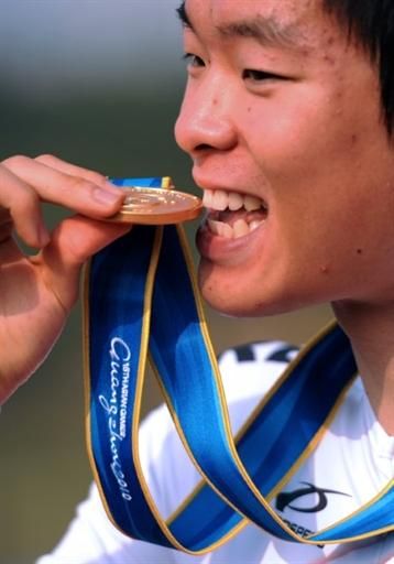 Men's time trial winner Hyeongmin Choe (Korea) with his gold medal.