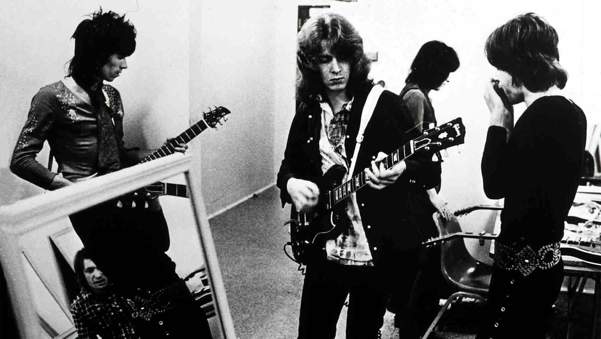Kino. Gimme Shelter, Gimme Shelter, Gimme Shelter, Gimme Shelter, v.l. Charlie Watts, Keith Richards, Mick Taylor, Bill Wyman, Mick Jagger beim Einspielen in der Garderobe, 1971.