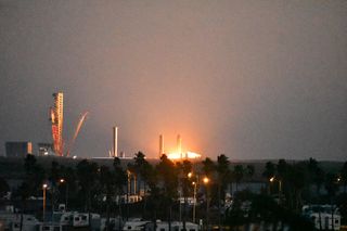 manchas de luz en medio de un fondo de negro y gris