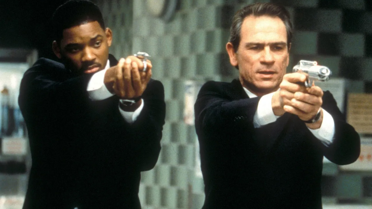 A still from the movie Men in Black with Tommy Lee Jones as Kevin Brown / Agent K and Will Smith as James Darrell Edwards III / Agent J.