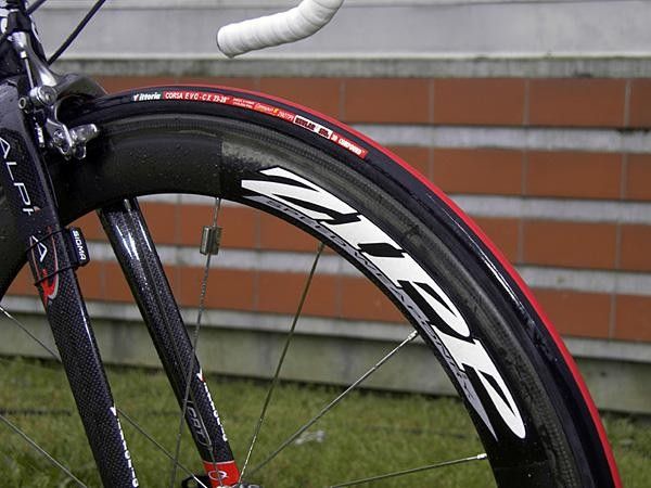 Schleck's bike was fitted with versatile Zipp 404 wheels and Vittoria's ubiquitous Corsa EVO-CX tubulars when we caught up with him.