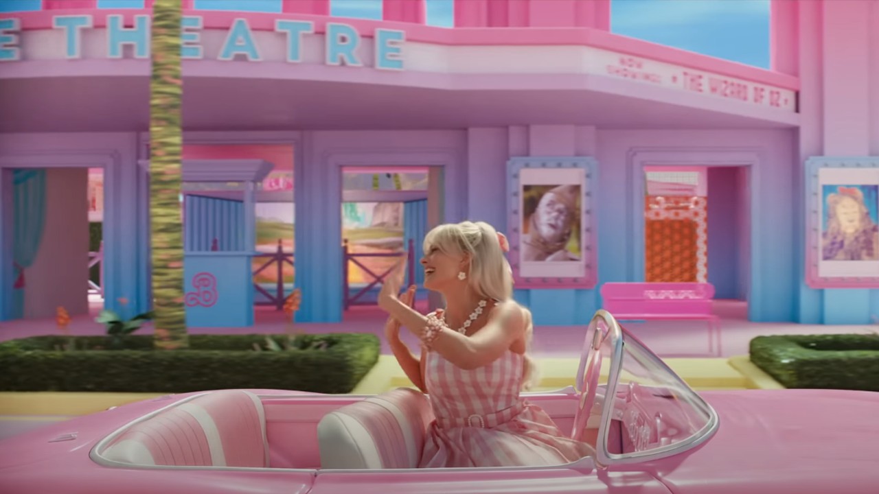Barbie sentada en su coche saludando en el tráiler de Barbie