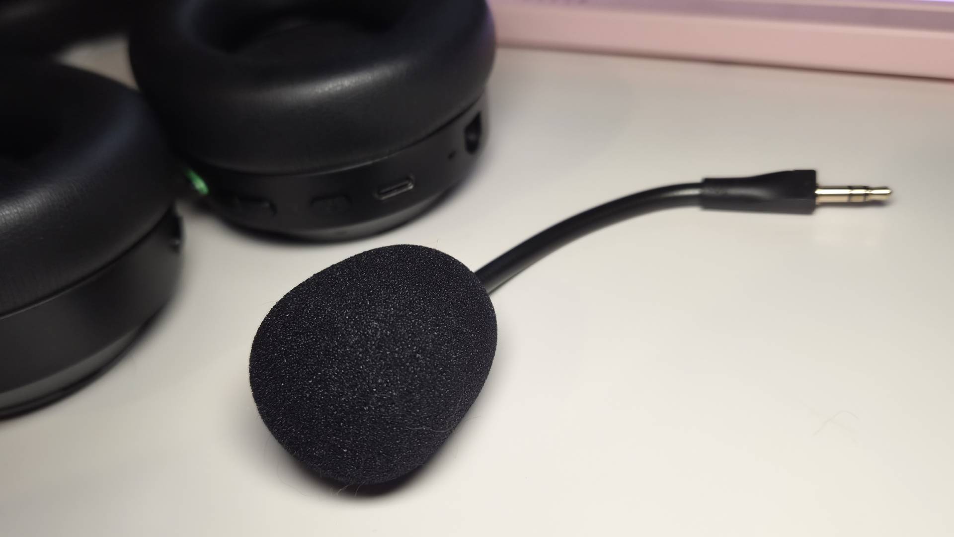 Close up of the detachable mic of the Barracuda V2 Pro headset.