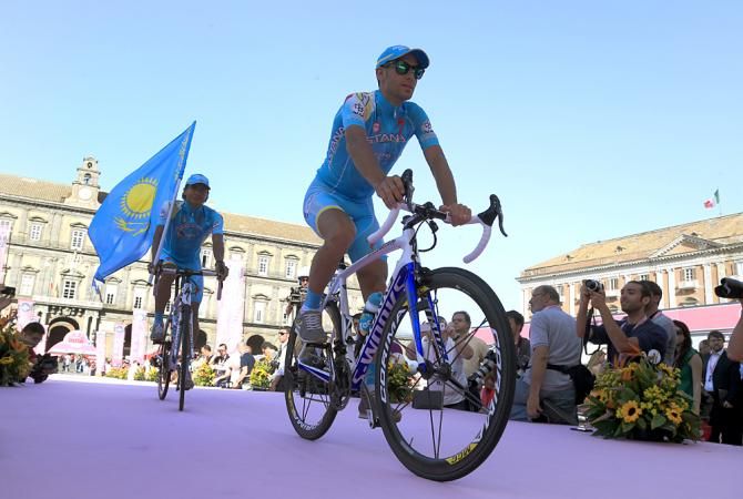 Nibali leads the Astana team onto the stage