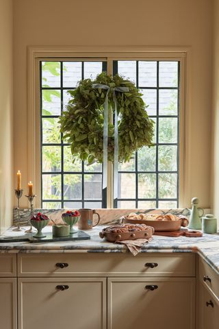 Christmas wreath on kitchen window, Christmas kitchen decorating ideas