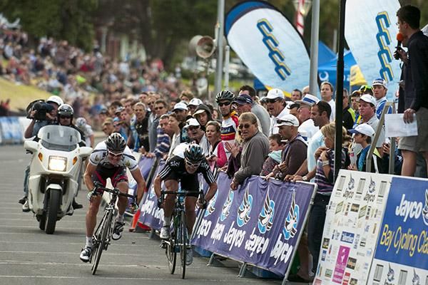 Ding-dong duel: Bernard Sulzberger (left) of the E3 Pure Tasmania team and Team Sky's Greg Henderson settle down to fight out stage three of the series on Geelong's Ritchie Boulevard.