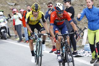 Vincenzo Nibali leads Primoz Roglic on the Lago Serru