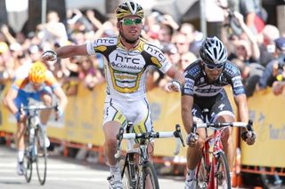 Mark Cavendish (HTC Columbia) gets back to his winning ways at California's capital building.