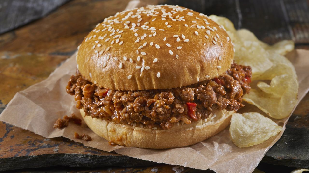 Sloppy Joes burger with crisps