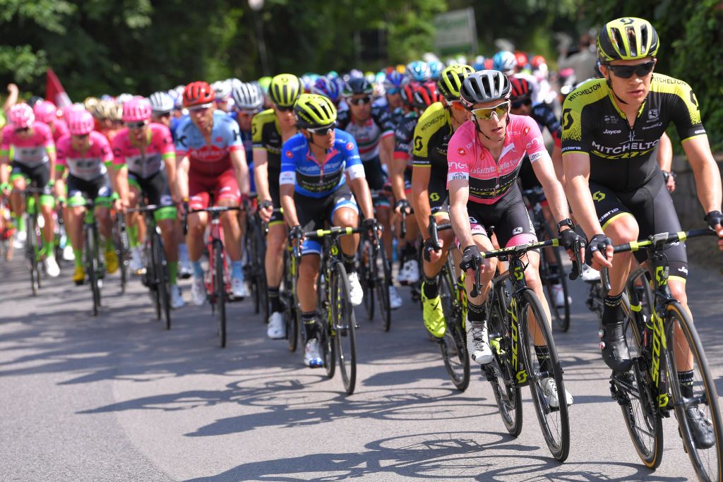 Simon Yates behind his Mitchelton-Scott teammates