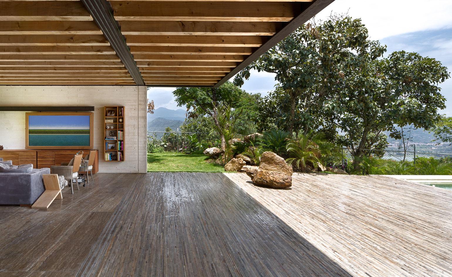 The retractable sliding glazing panels play with the notion of enclosure, uniting the house with the landscape