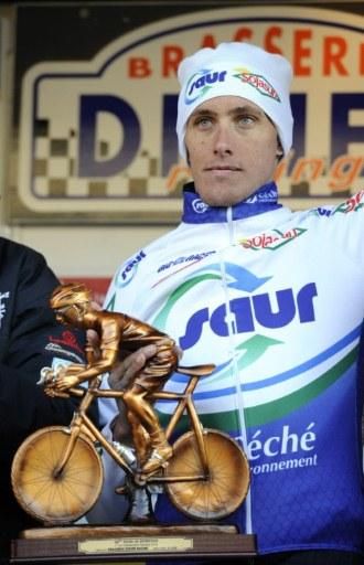 J&eacute;r&ocirc;me Coppel (Saur - Sojasun) with the overall winner's trophy in Etoile de Bess&egrave;ges