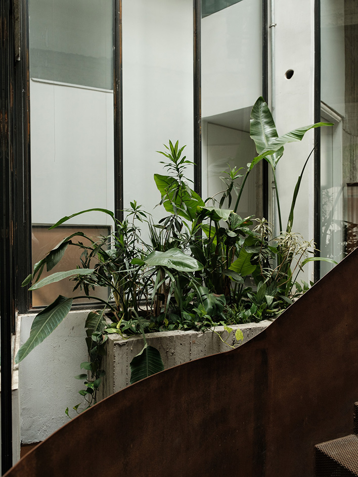 1OAM lofts interiors, midcentury furniture and raw brutalist concrete surfaces