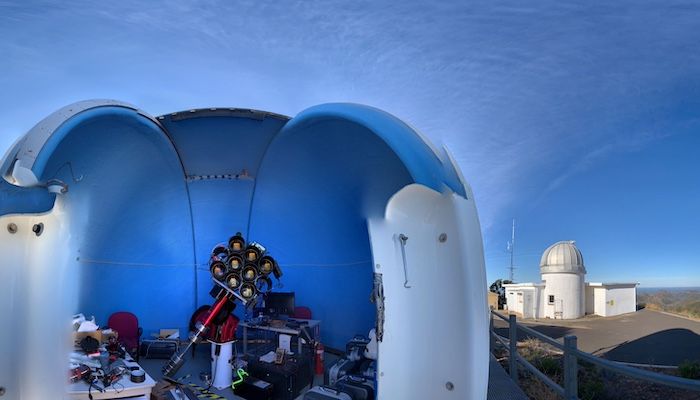 Teleskop ten umożliwia obserwację gwiazd, satelitów i innych obiektów w ciągu dnia.  ale jak?