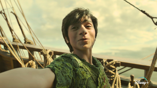 Ein Standbild aus Peter Pan & Wendy zeigt Peter Pan, der selbstbewusst in die Kamera schaut.